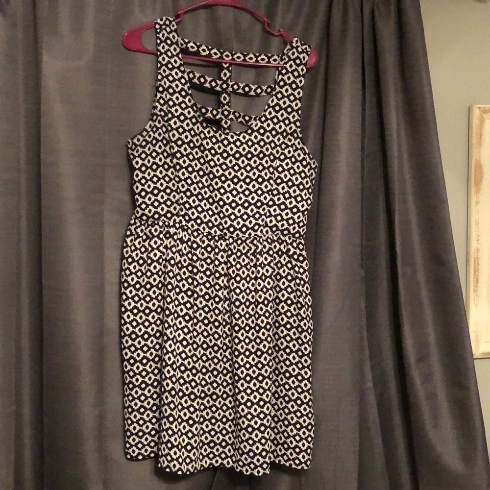 Beautiful black and white summer dress!